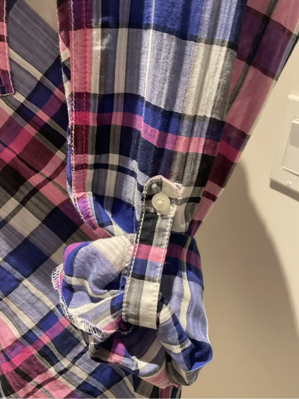 *Guess* Plaid Button-Down Shirt with adjustable sleeves . - Picture 7 of 12